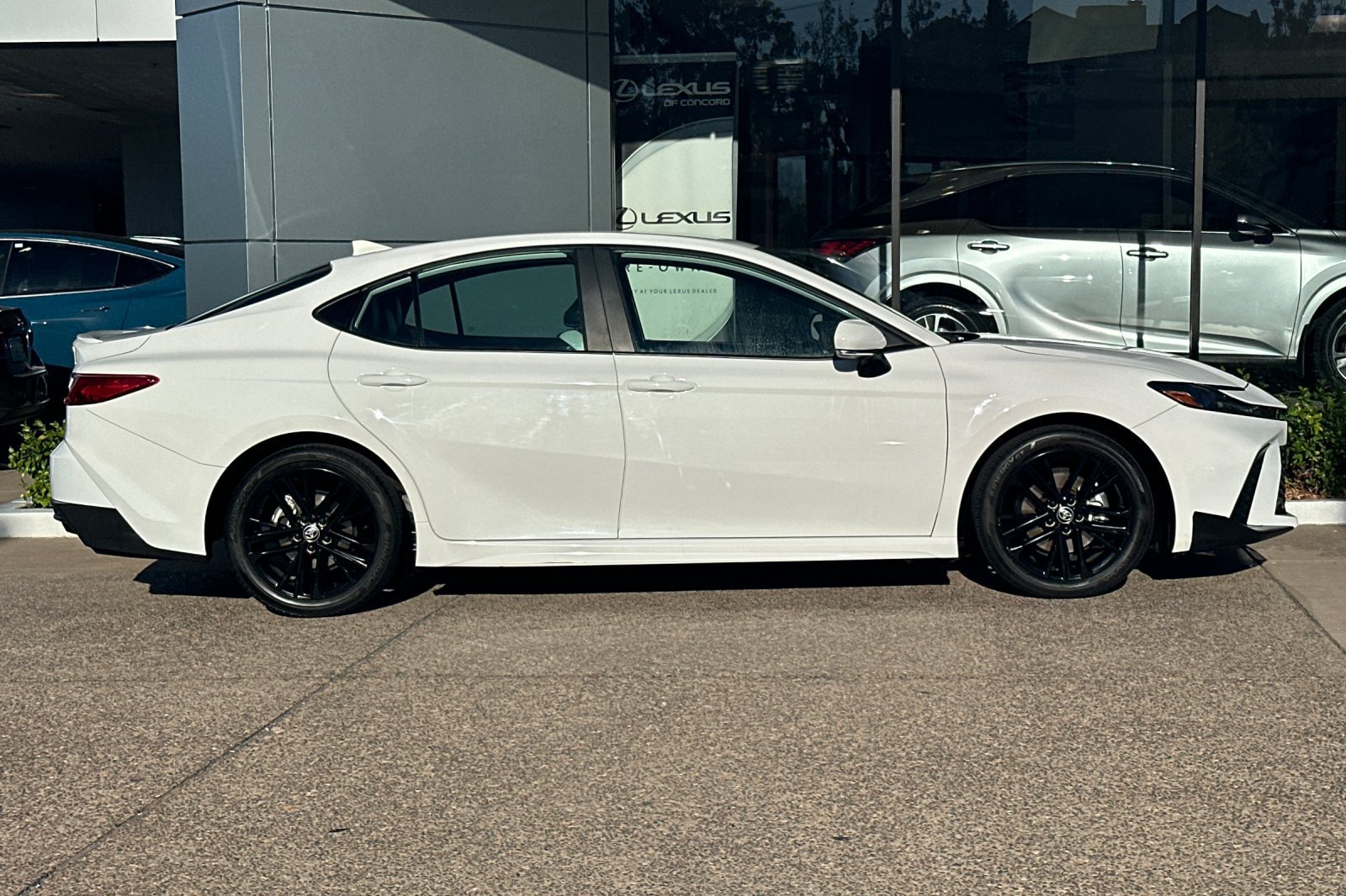 Used 2025 Toyota Camry SE FWD image 3