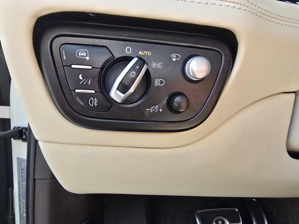 Used 2022 Bentley Bentayga AWD/4WD image 22