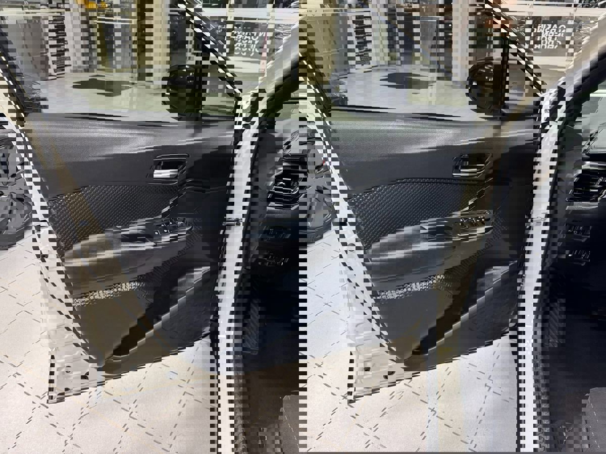 Used 2018 Toyota C-HR XLE image 9