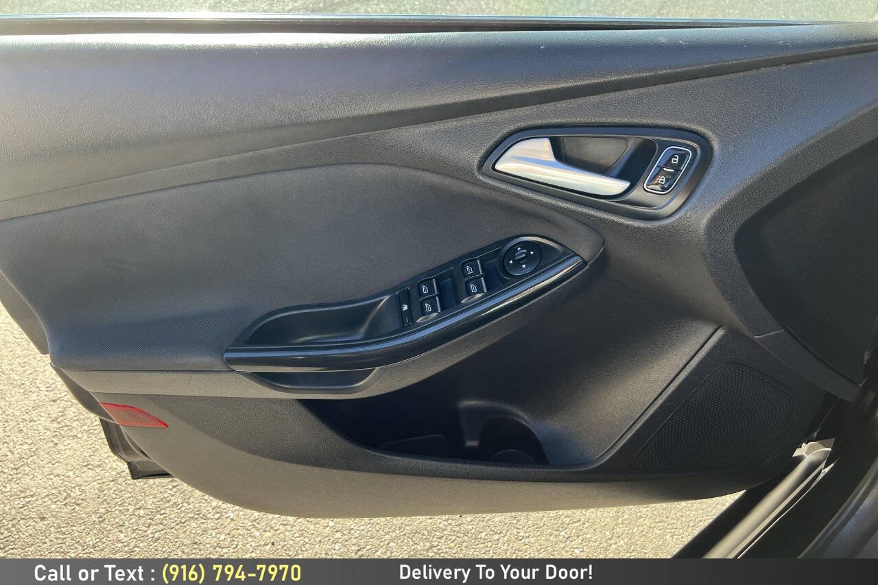 Used 2016 Ford Focus Titanium FWD image 18