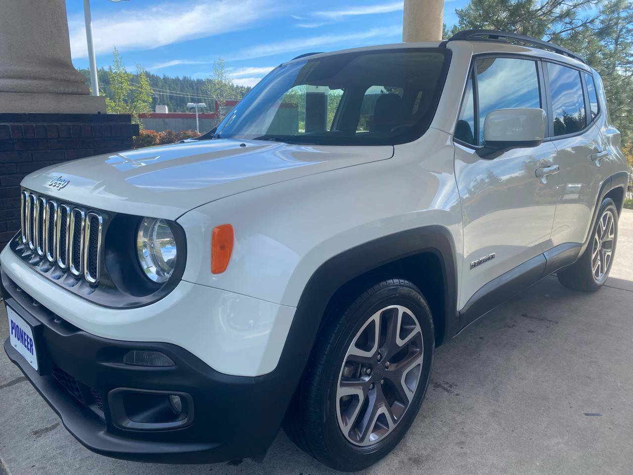 Used 2016 Jeep Renegade Latitude FWD image 2