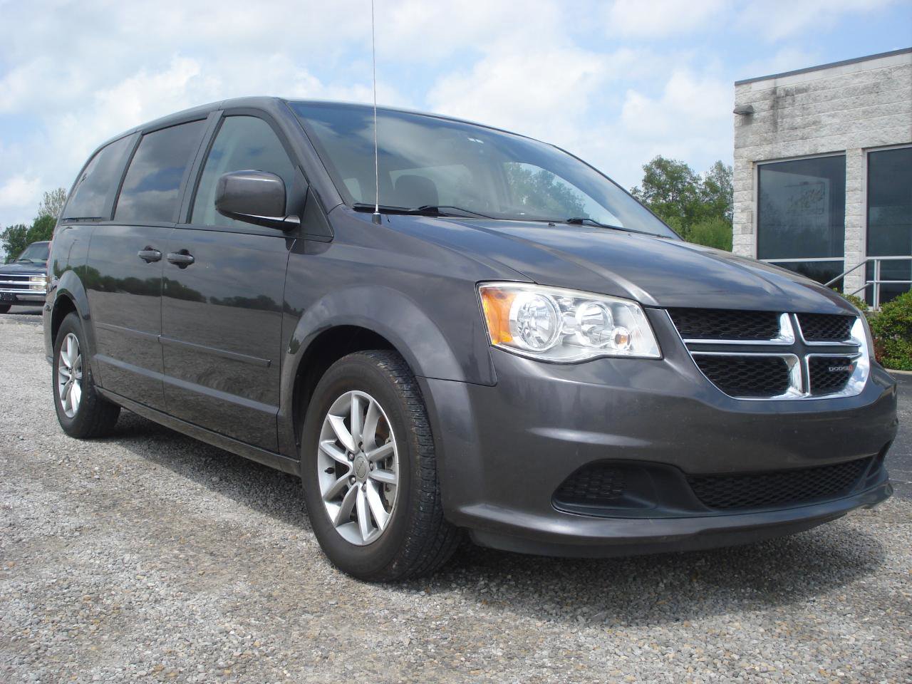 Used 2016 Dodge Grand Caravan SE image 2