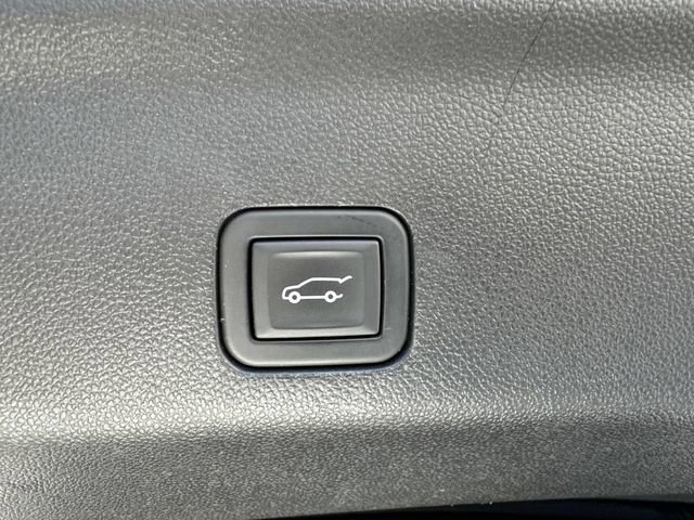 Used 2023 GMC Yukon XL SLT w/ SLT Premium Package image 14