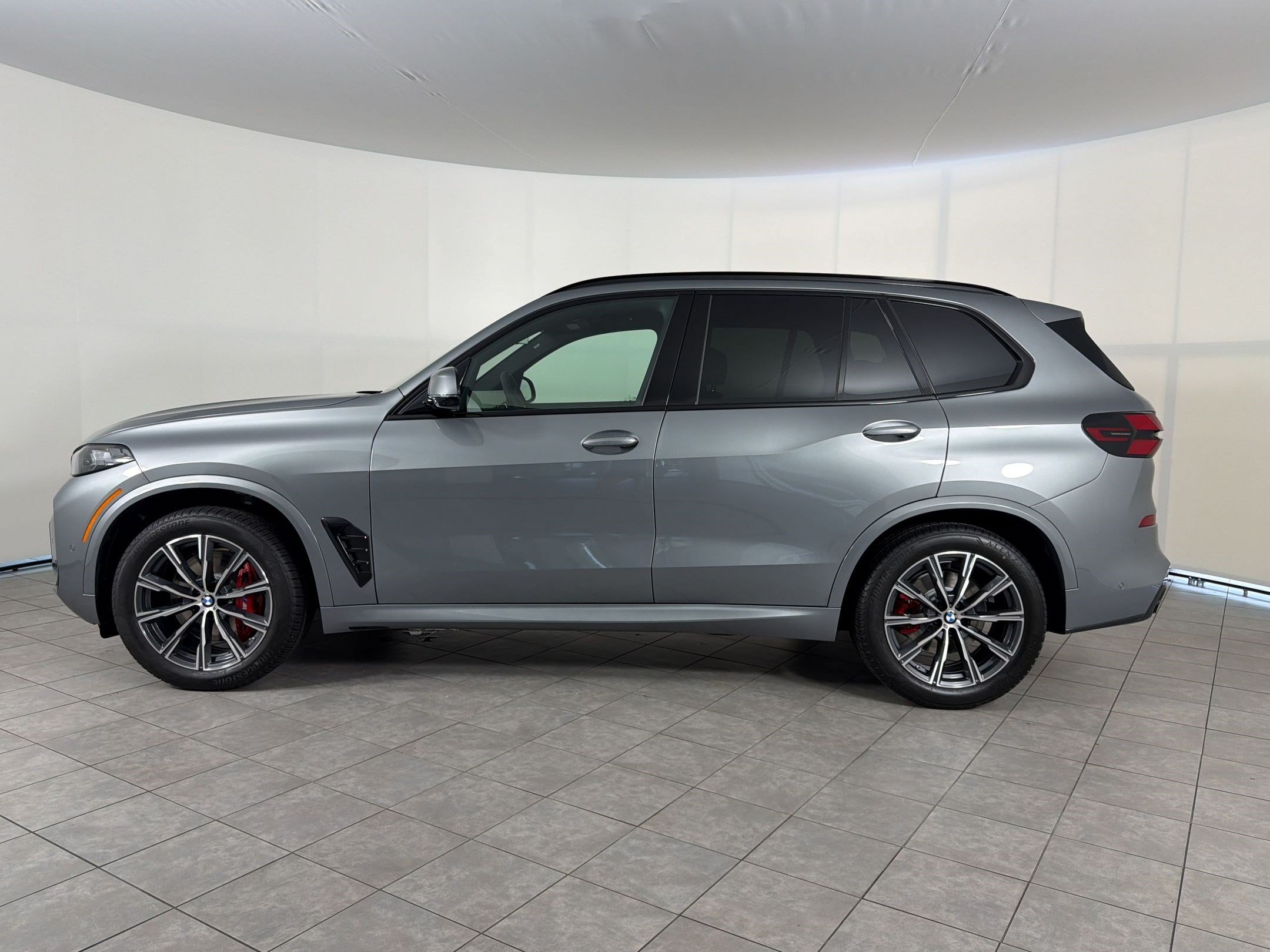 New 2026 BMW X5 xDrive40i w/ M Sport Package AWD/4WD image 2