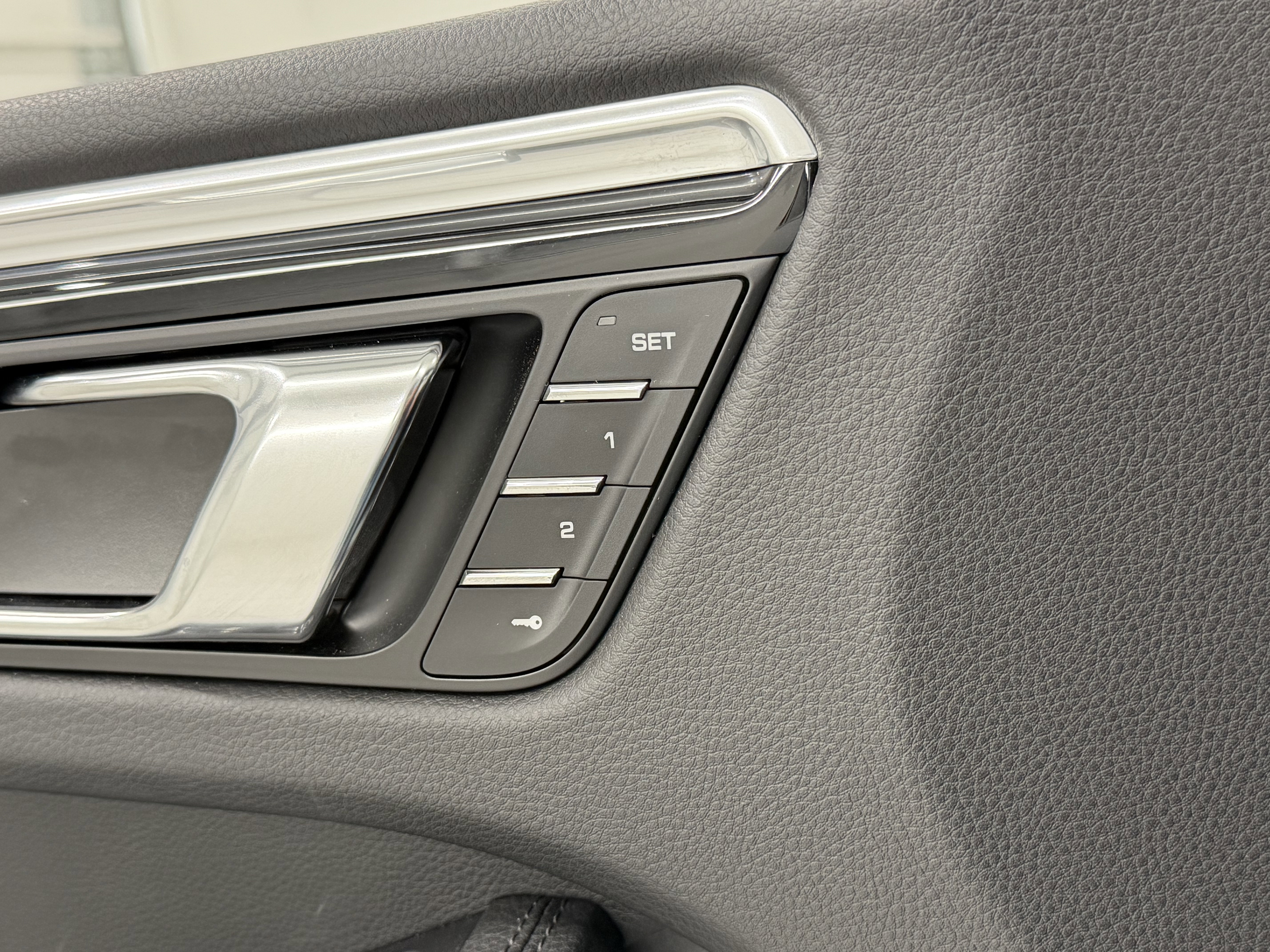 Certified 2025 Porsche Macan image 27