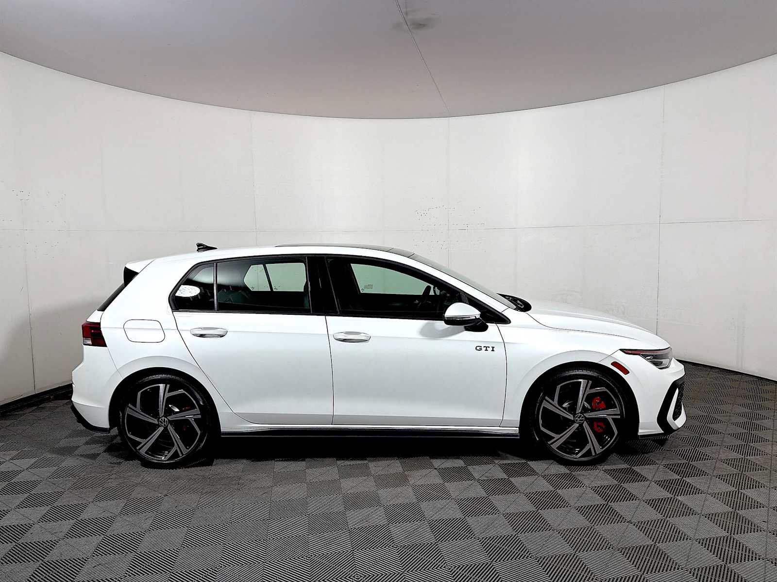 Used 2026 Volkswagen GTI SE FWD image 7