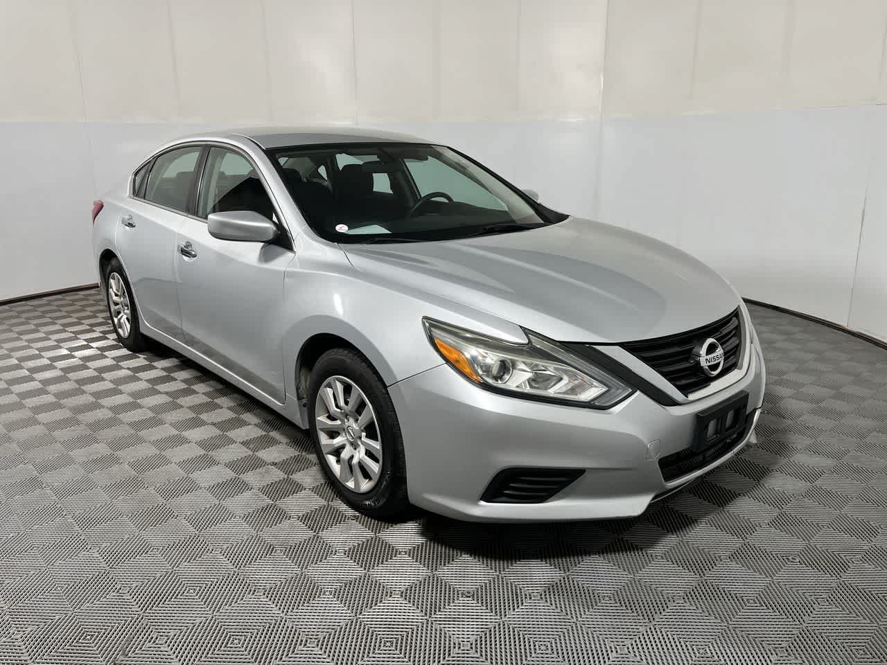 Used 2016 Nissan Altima 2.5 S w/ Power Driver Seat Package FWD image 2