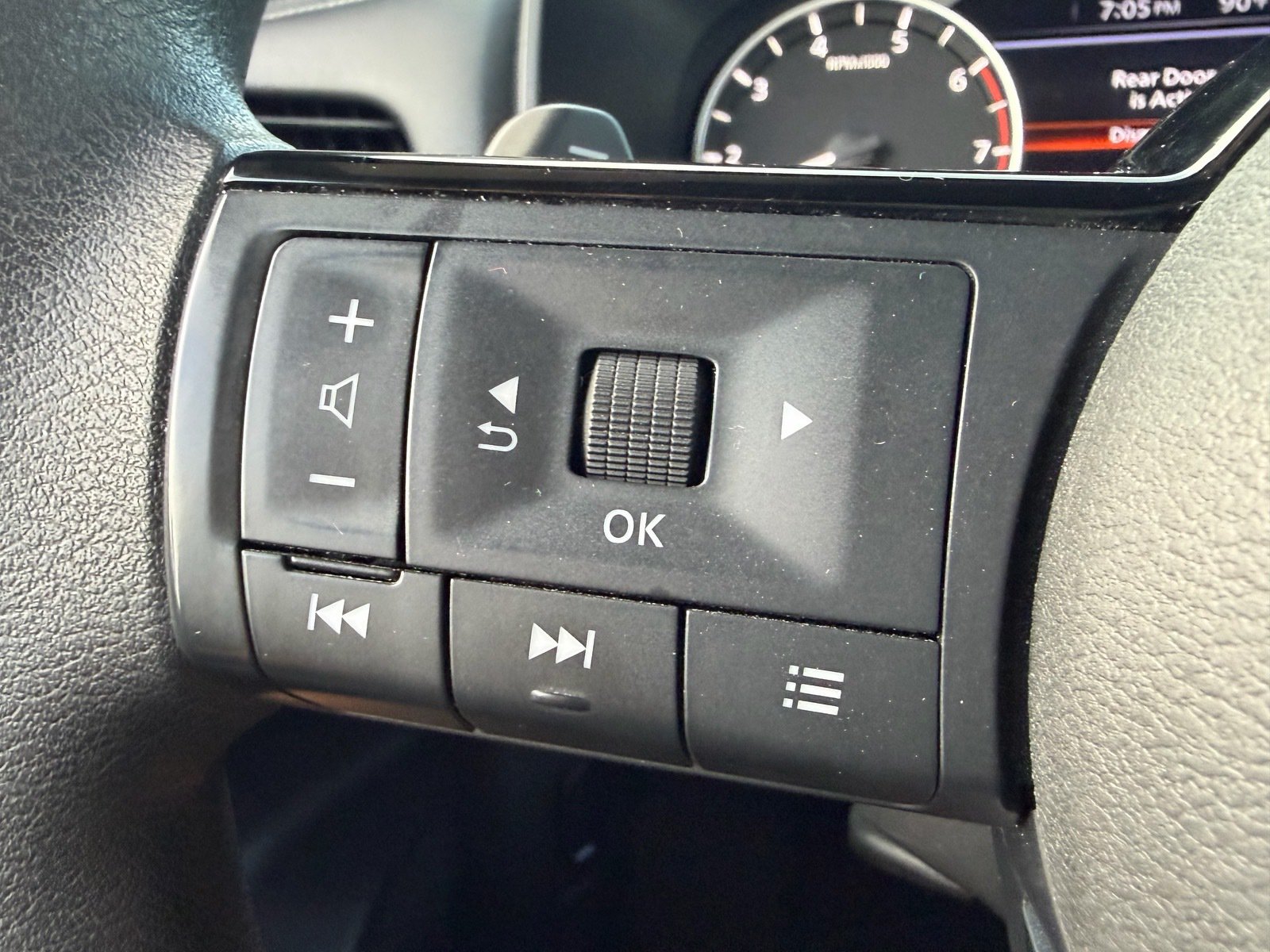 Used 2023 Nissan Rogue SV FWD image 28