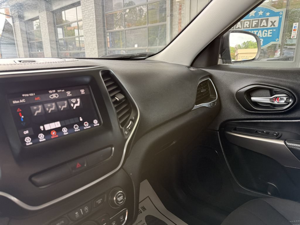 Used 2019 Jeep Cherokee Latitude w/ Popular Appearance Group FWD image 18