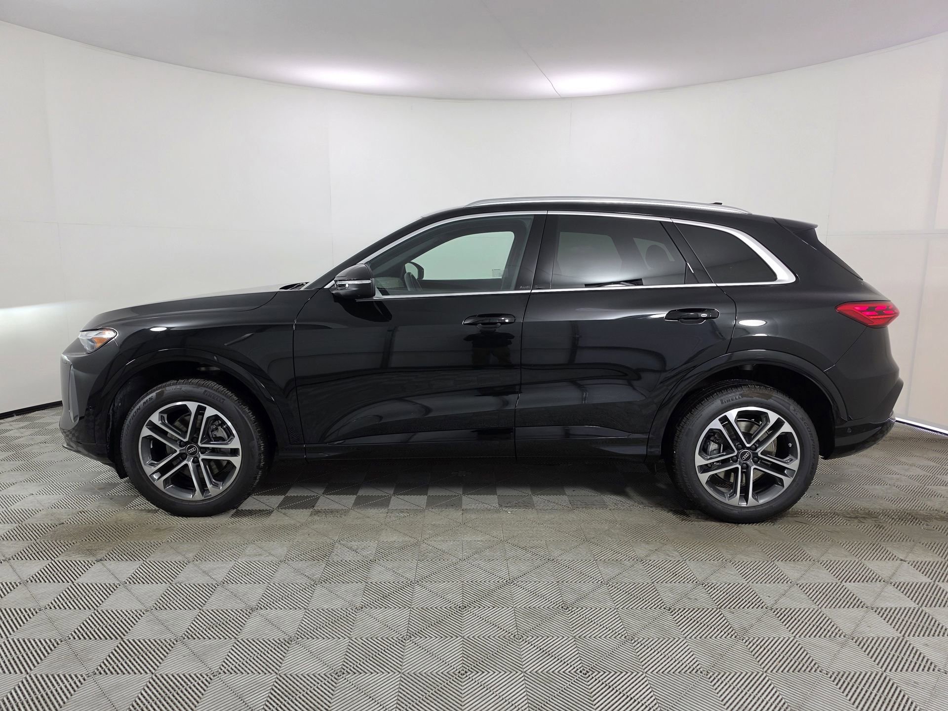 Certified 2025 Audi Q5 Premium w/ Convenience Package AWD/4WD image 4
