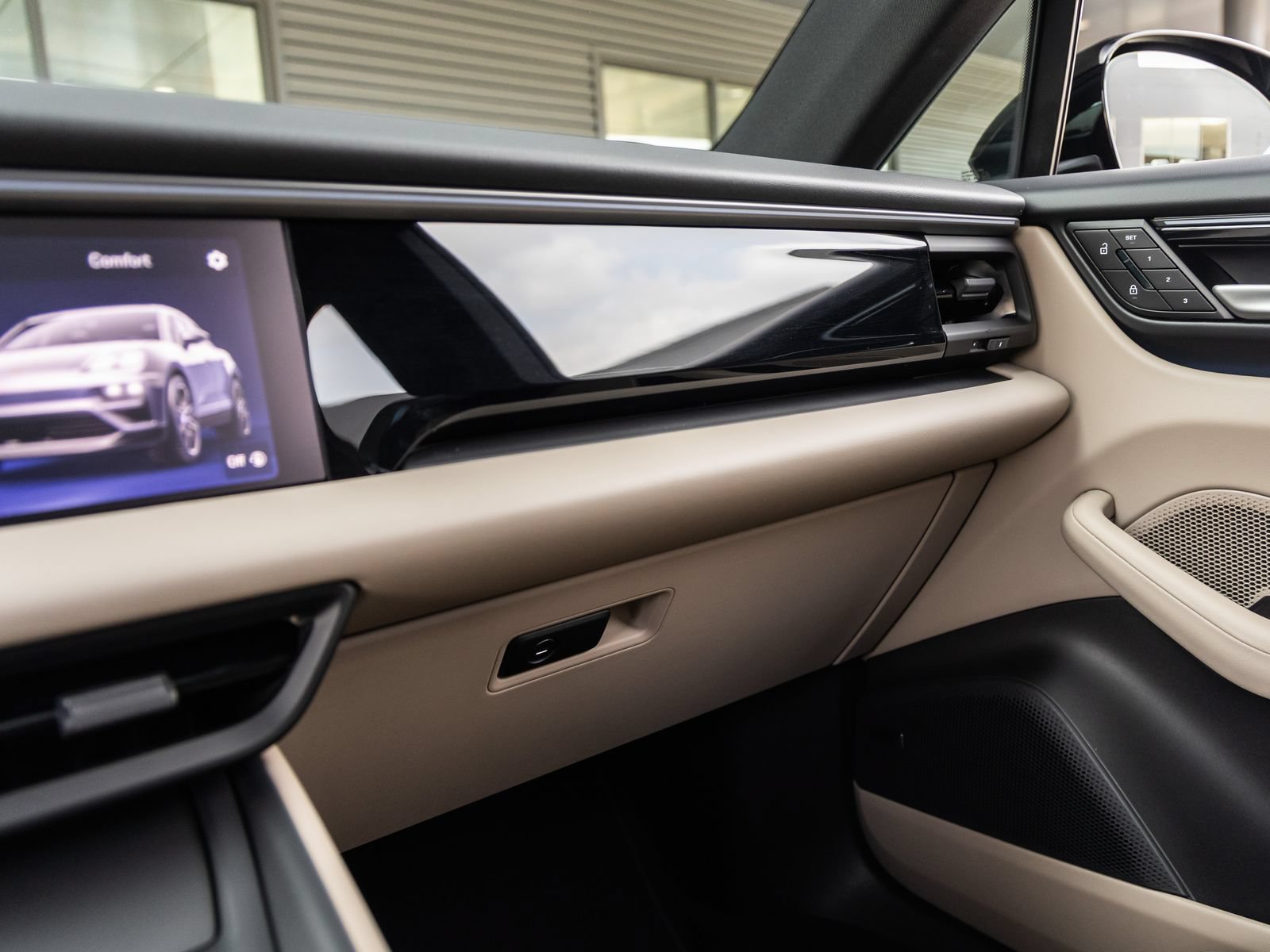 Certified 2025 Porsche Macan Electric RWD image 28