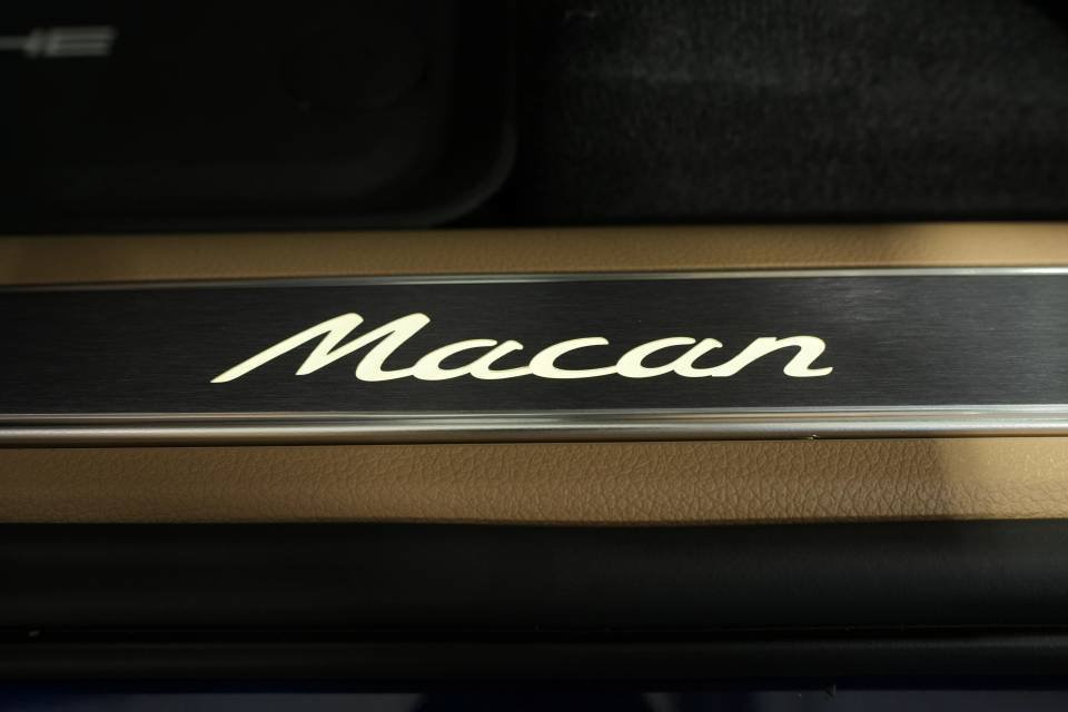 Certified 2026 Porsche Macan AWD/4WD image 33
