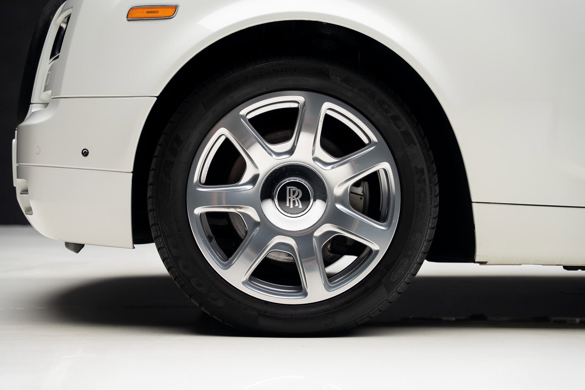 Used 2013 Rolls-Royce Phantom Drophead Coupe image 22