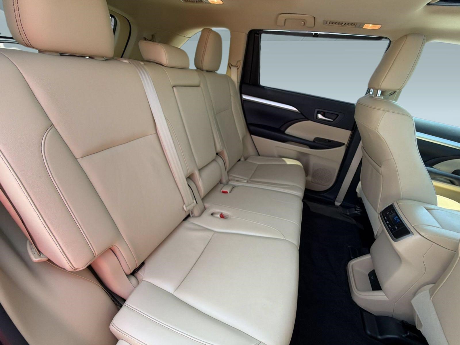 Used 2019 Toyota Highlander XLE FWD image 29