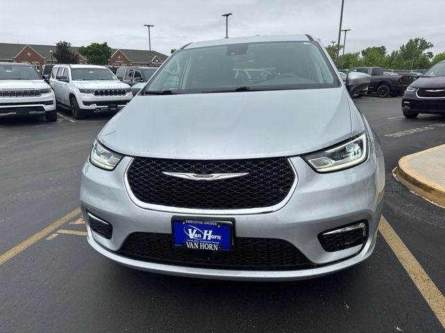 Used 2023 Chrysler Pacifica Touring-L FWD image 5
