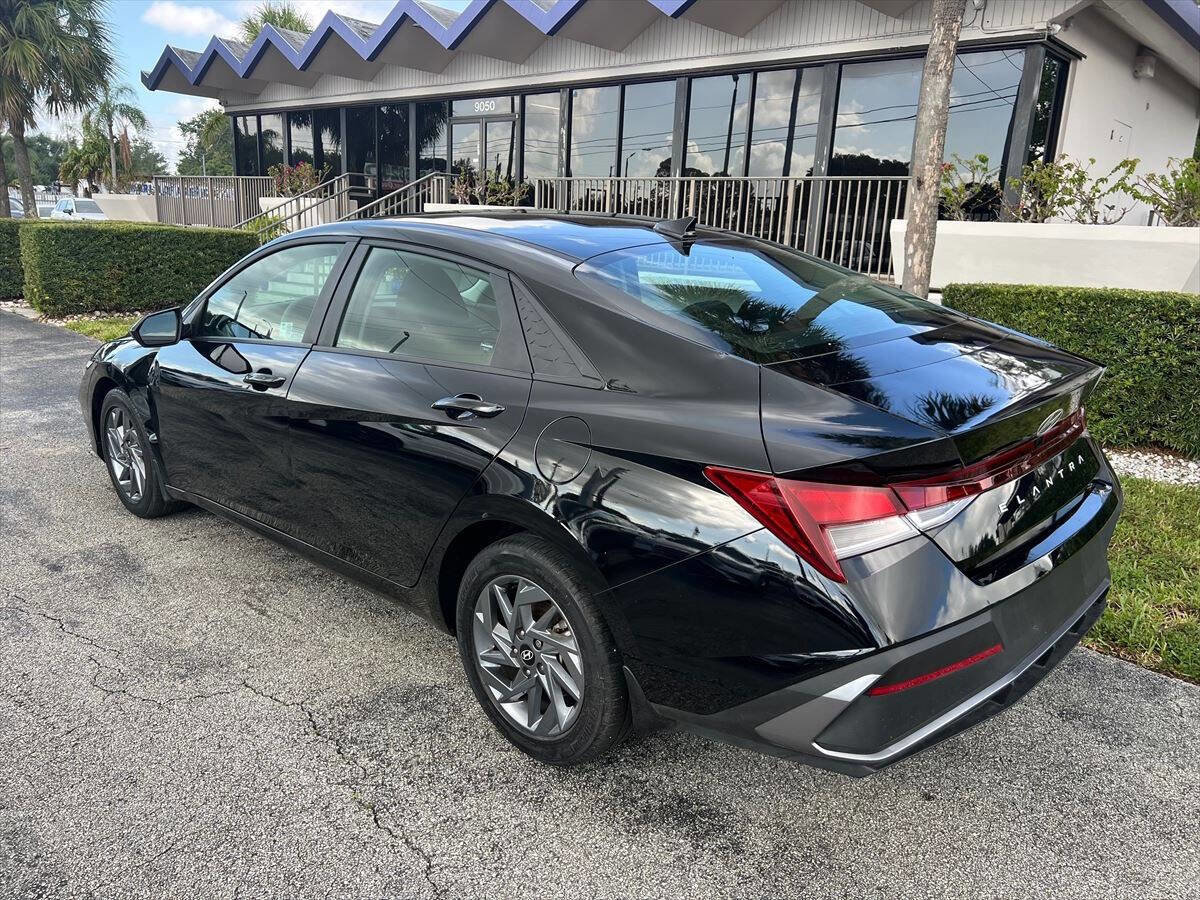 Used 2024 Hyundai Elantra SEL image 7