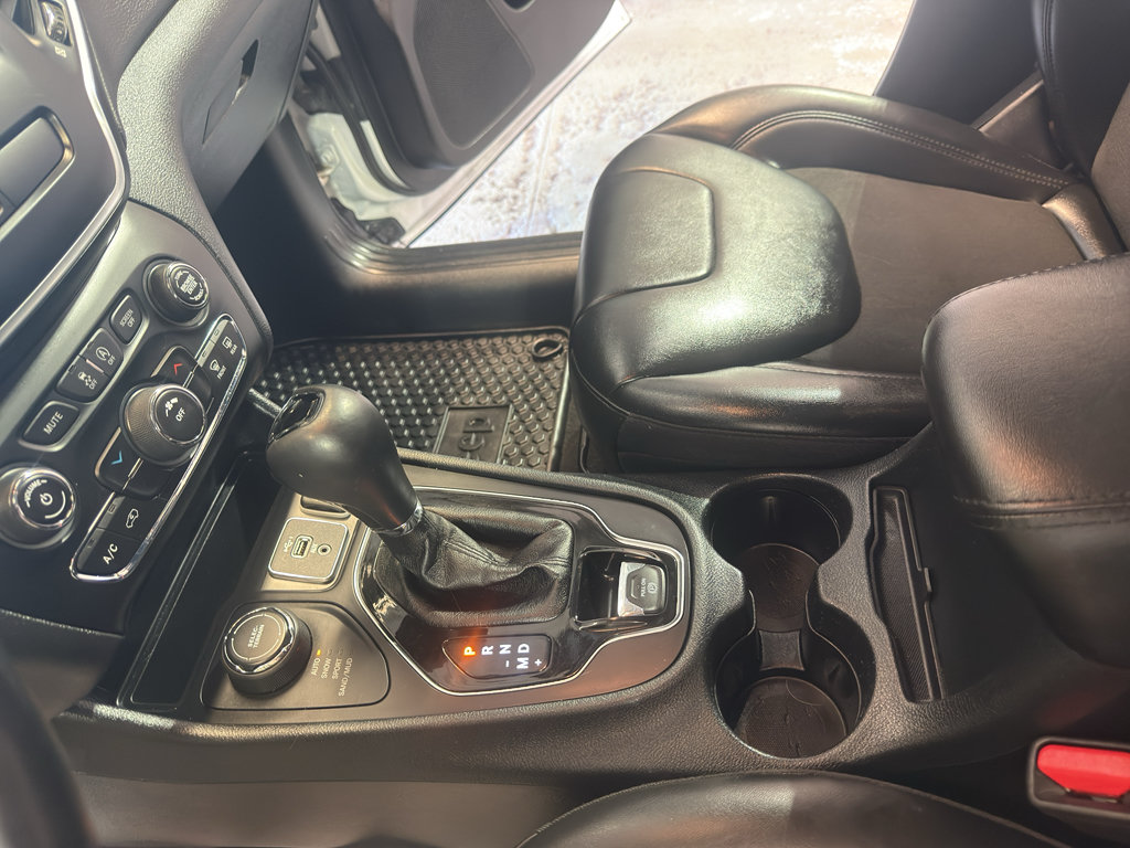 Used 2020 Jeep Cherokee Latitude Plus AWD/4WD image 20
