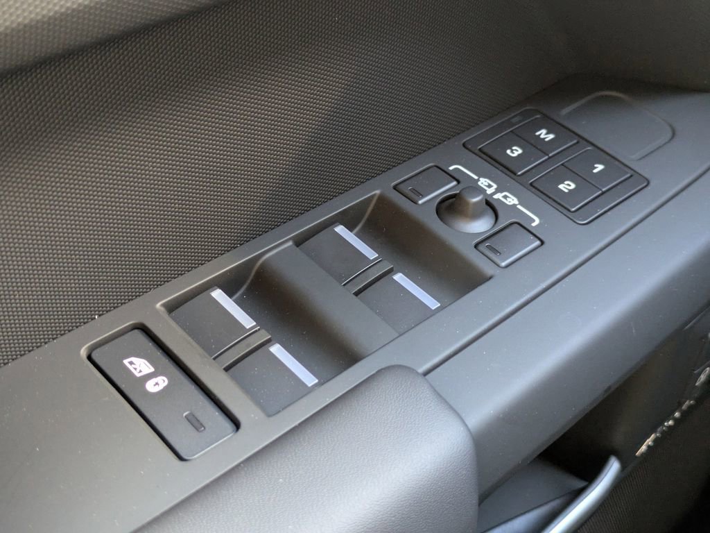 New 2026 Land Rover Defender 110 X-Dynamic SE image 28