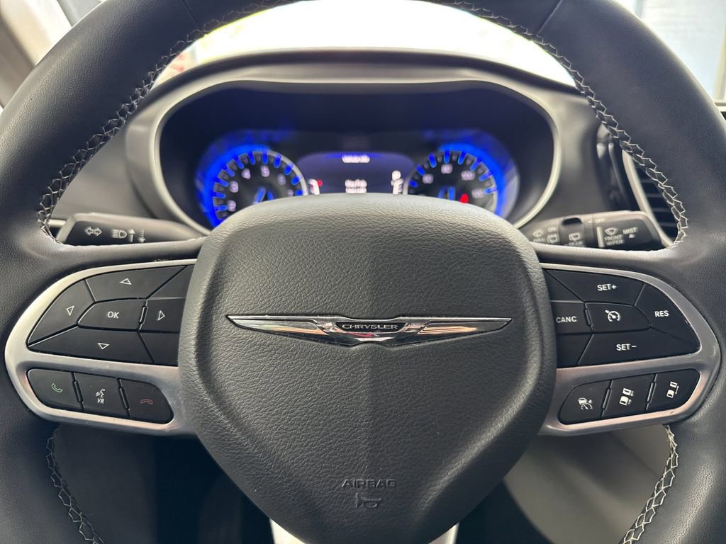 Used 2023 Chrysler Pacifica Touring-L image 23