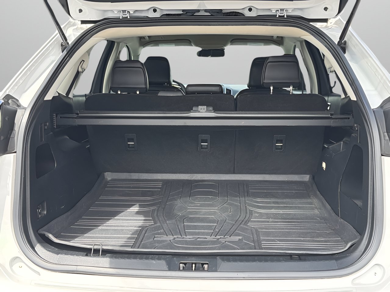 Used 2020 Ford Edge SEL w/ Cargo Accessory Package FWD image 8