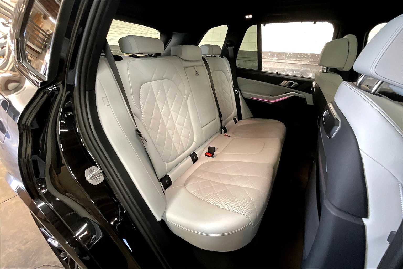 Used 2025 BMW X5 M60i w/ Executive Package image 30