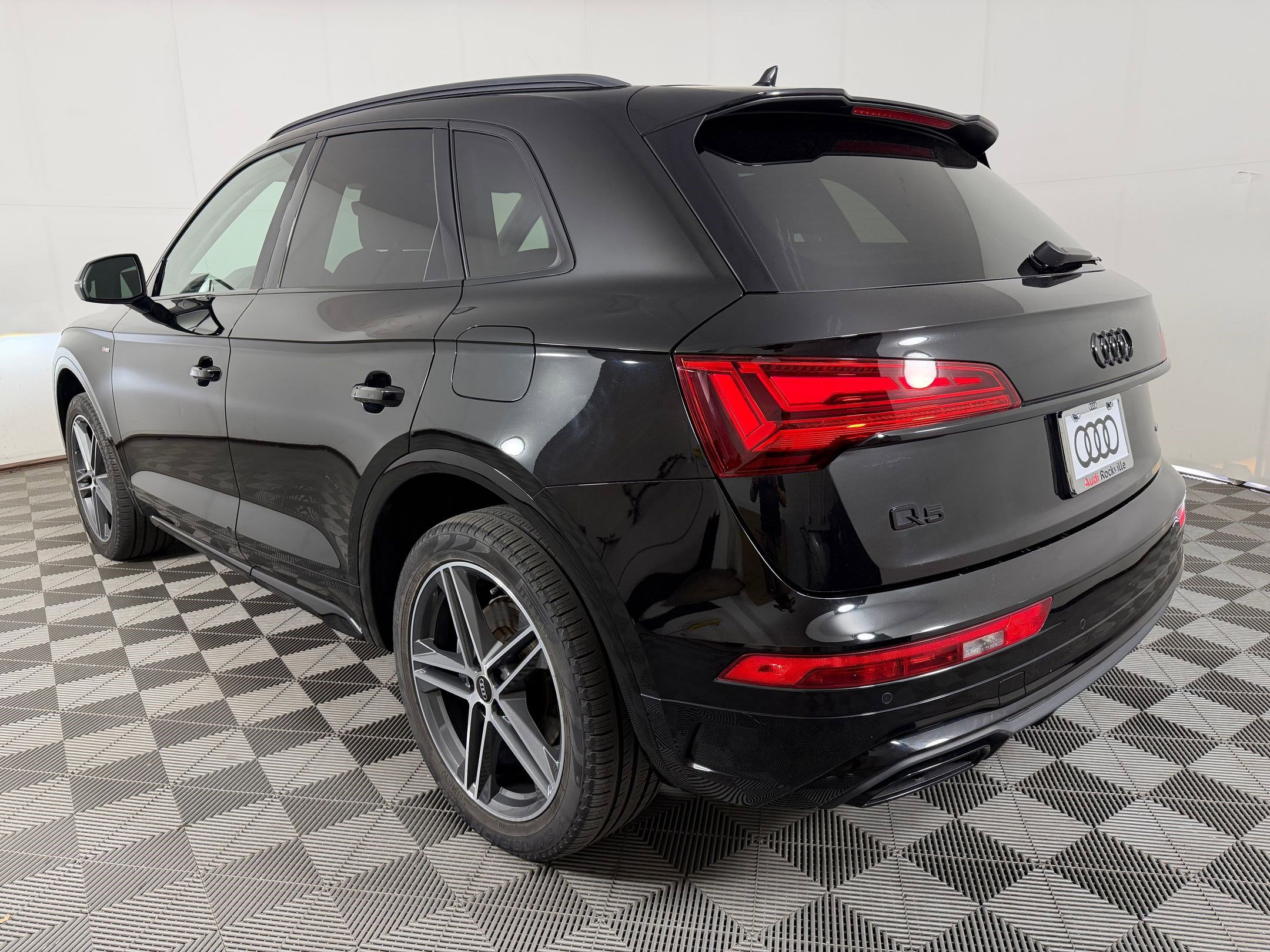 Certified 2022 Audi Q5 e Premium Plus w/ Premium Plus Package AWD/4WD image 3