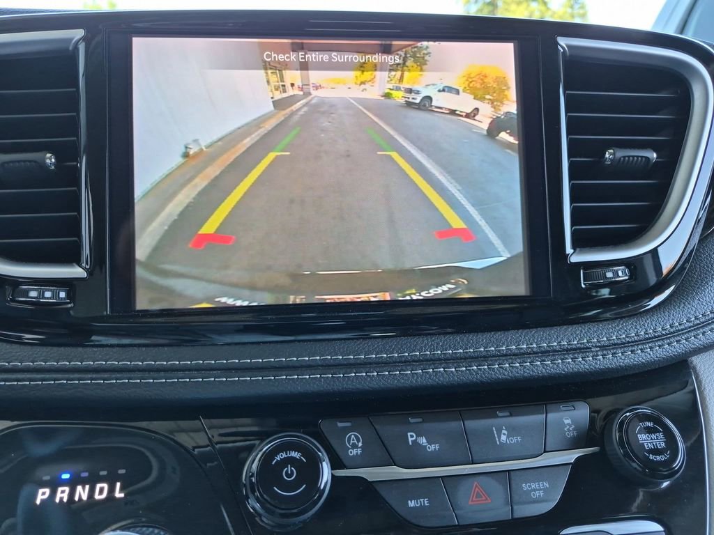 Used 2023 Chrysler Pacifica Limited FWD image 13
