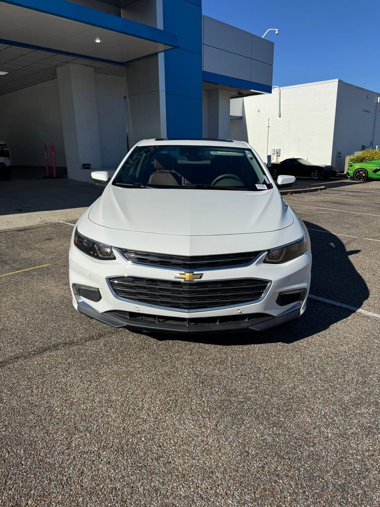 Used 2018 Chevrolet Malibu LT w/ Leather Package image 2