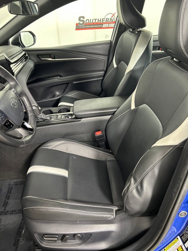 Used 2025 Toyota Camry SE image 11