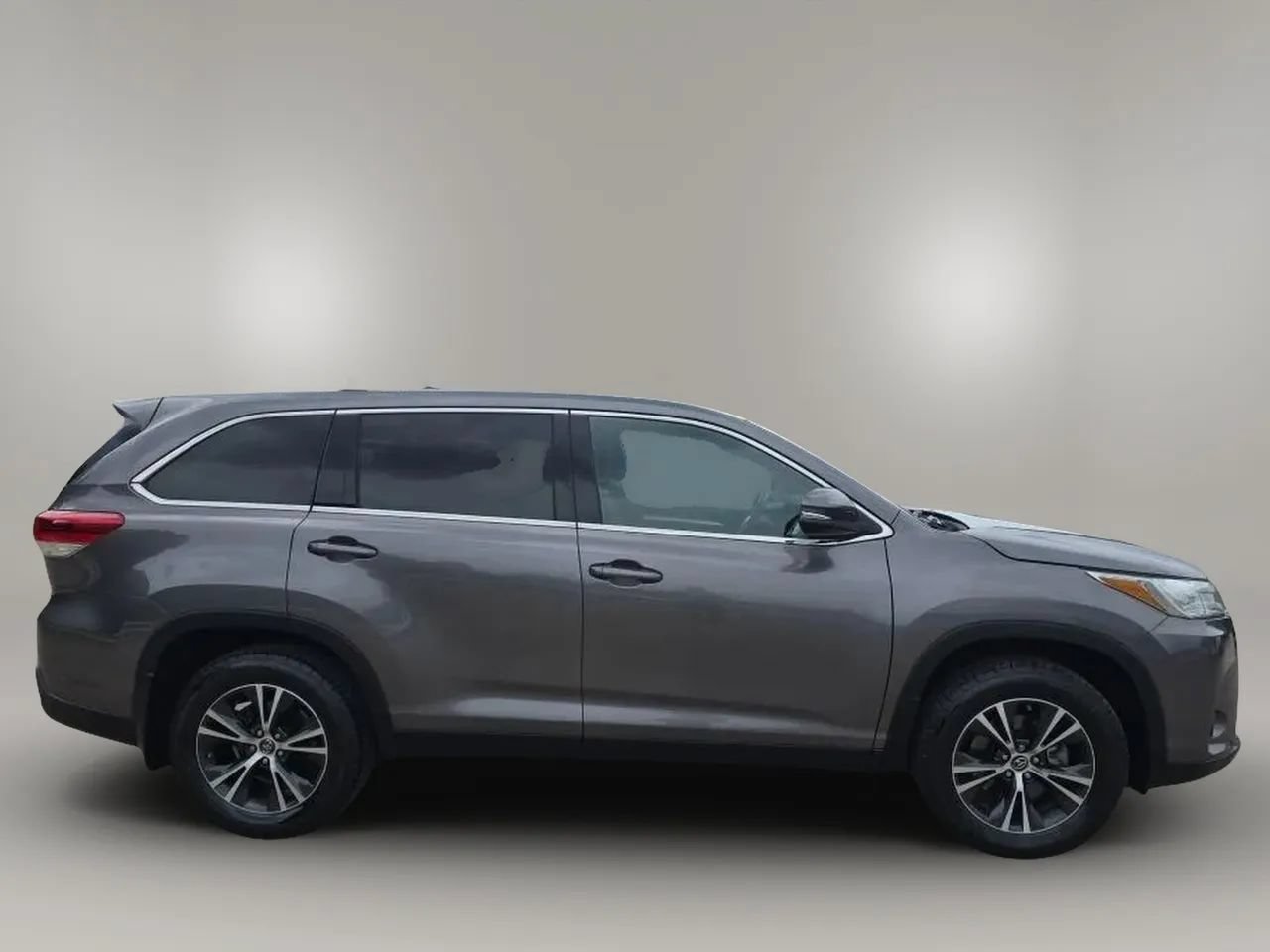 Used 2019 Toyota Highlander LE AWD/4WD image 9