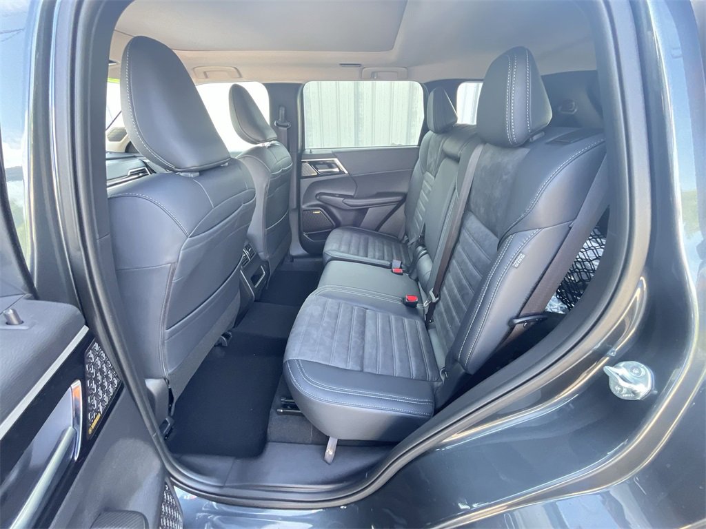 New 2025 Mitsubishi Outlander SE image 23