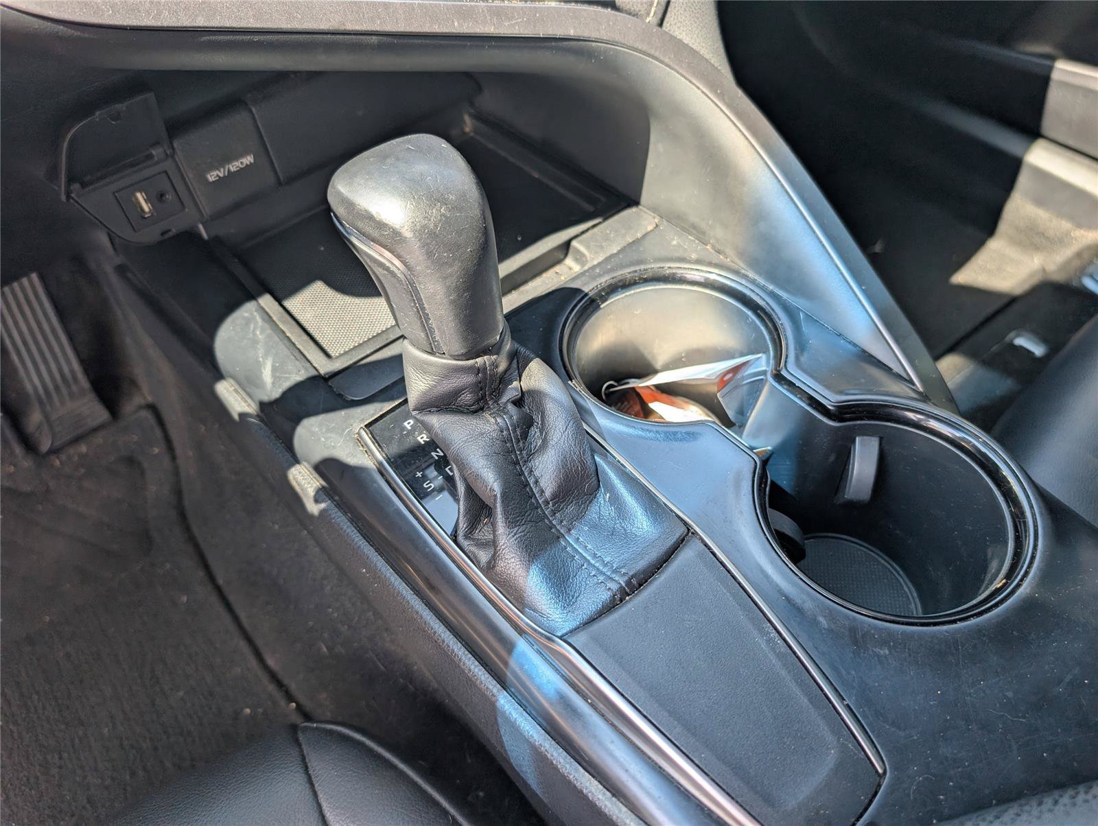Used 2018 Toyota Camry SE w/ Convenience Package FWD image 18