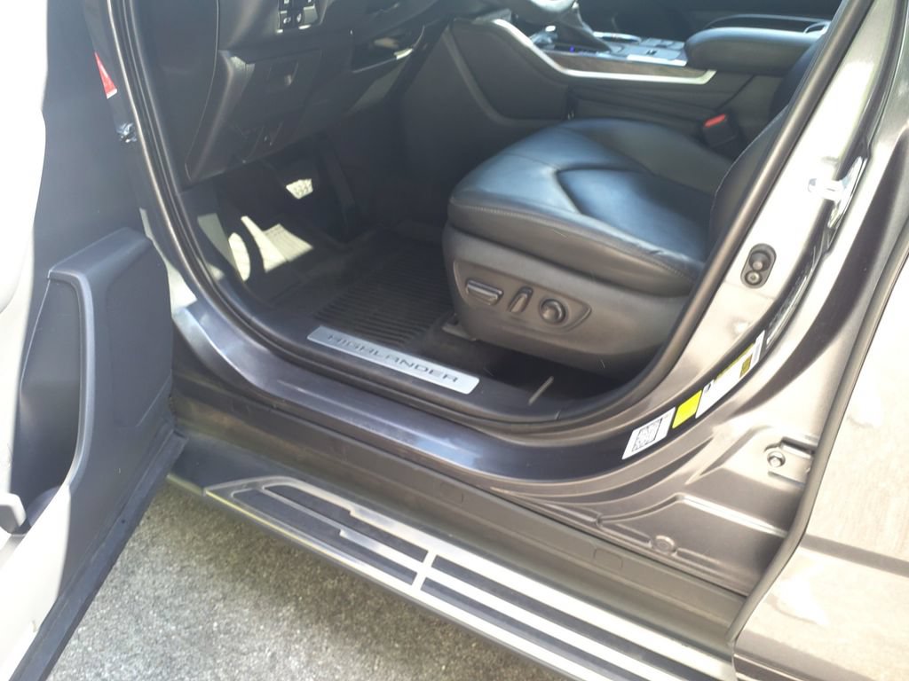 Used 2023 Toyota Highlander Limited FWD image 18
