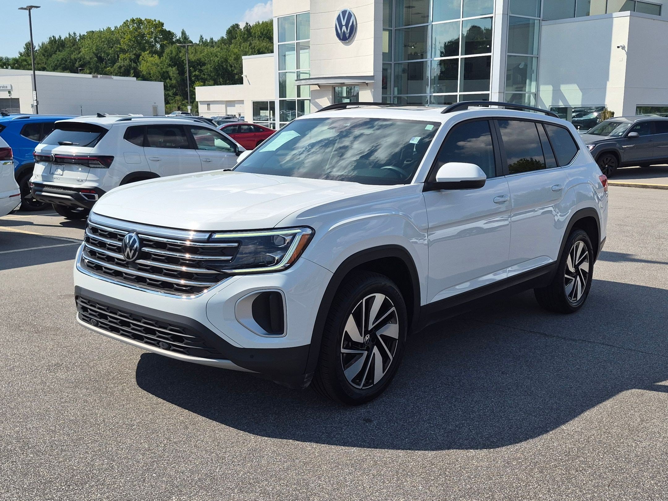 Used 2024 Volkswagen Atlas SE w/ Panoramic Sunroof Package FWD image 7