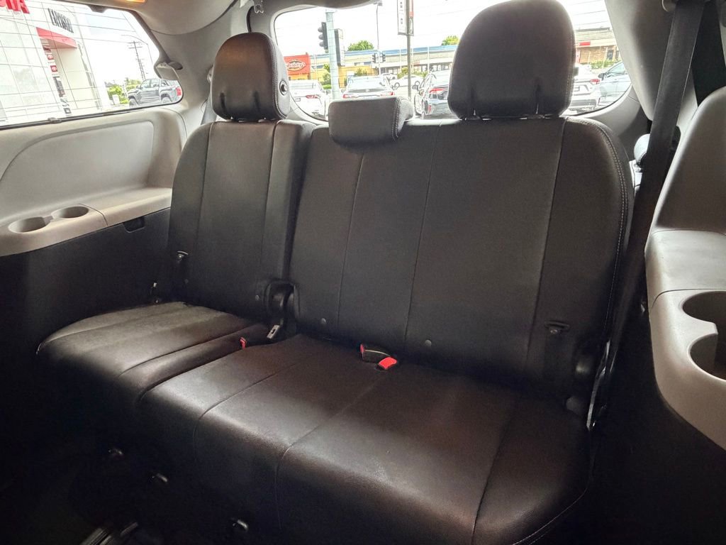 Certified 2017 Toyota Sienna SE w/ SE Preferred Package FWD image 34