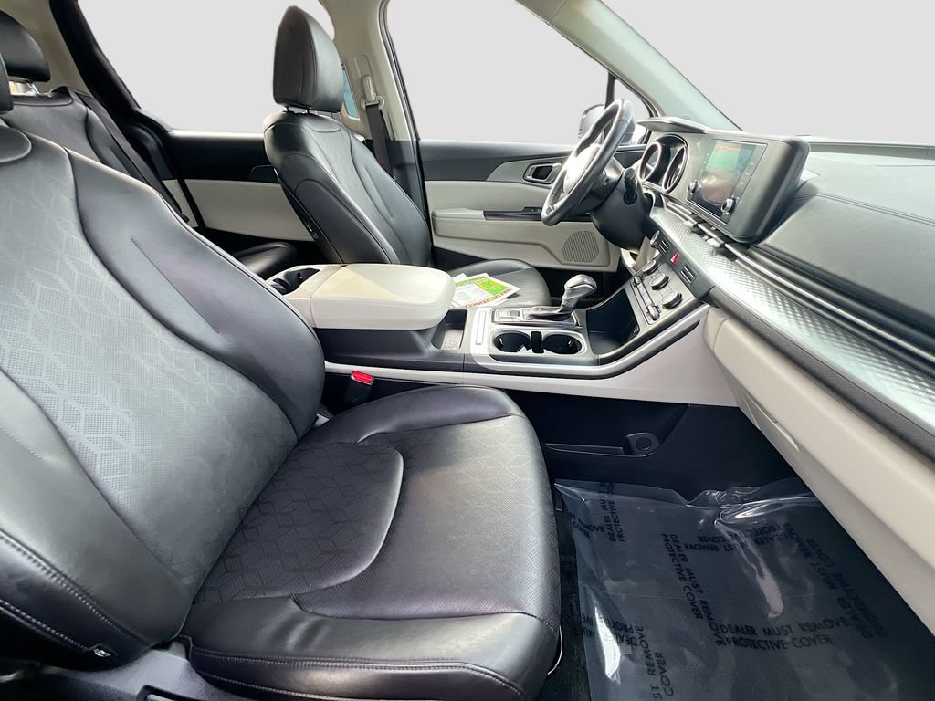 Used 2024 Kia Carnival LX FWD image 28