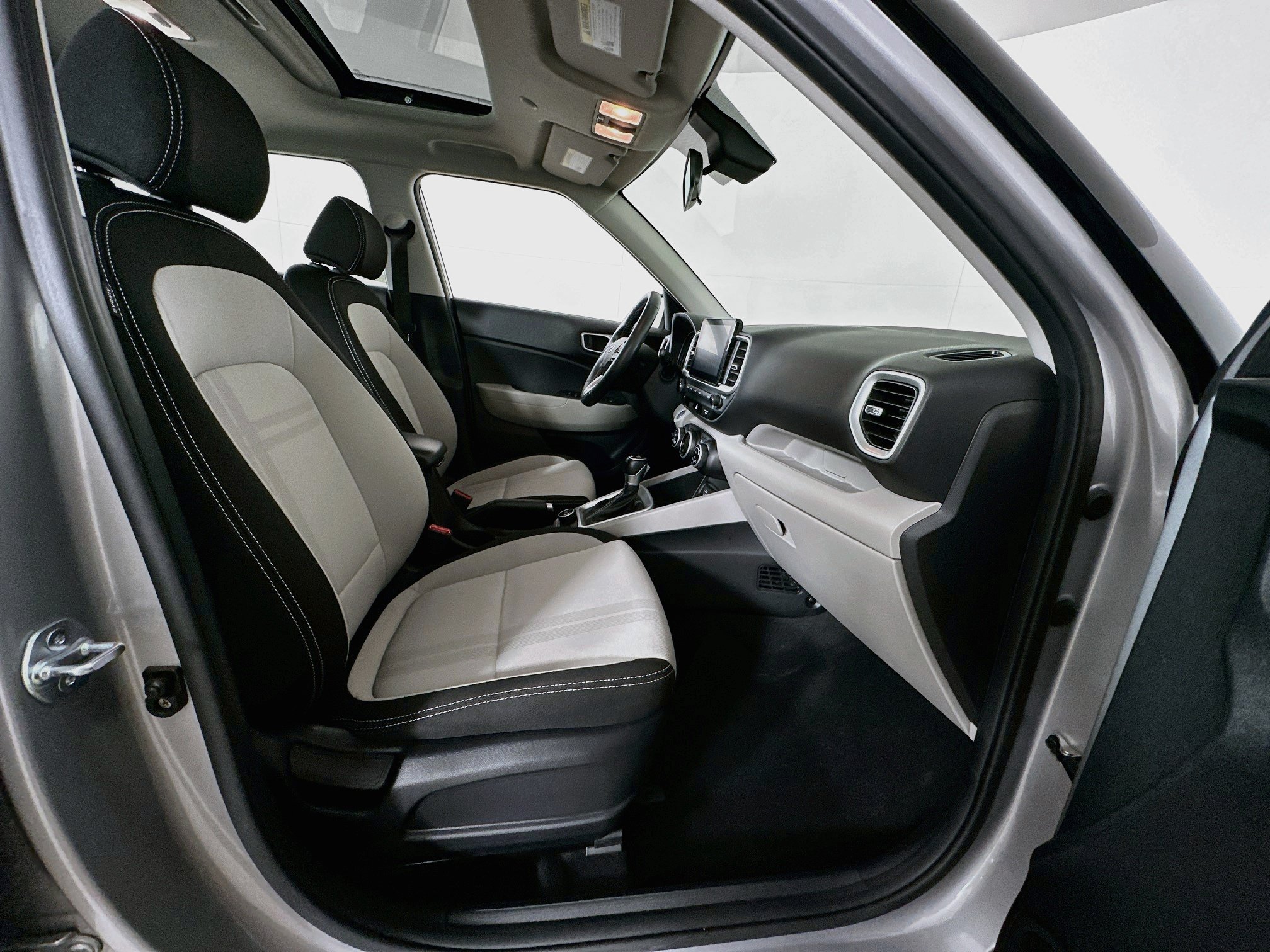 Used 2025 Hyundai Venue SEL FWD image 29