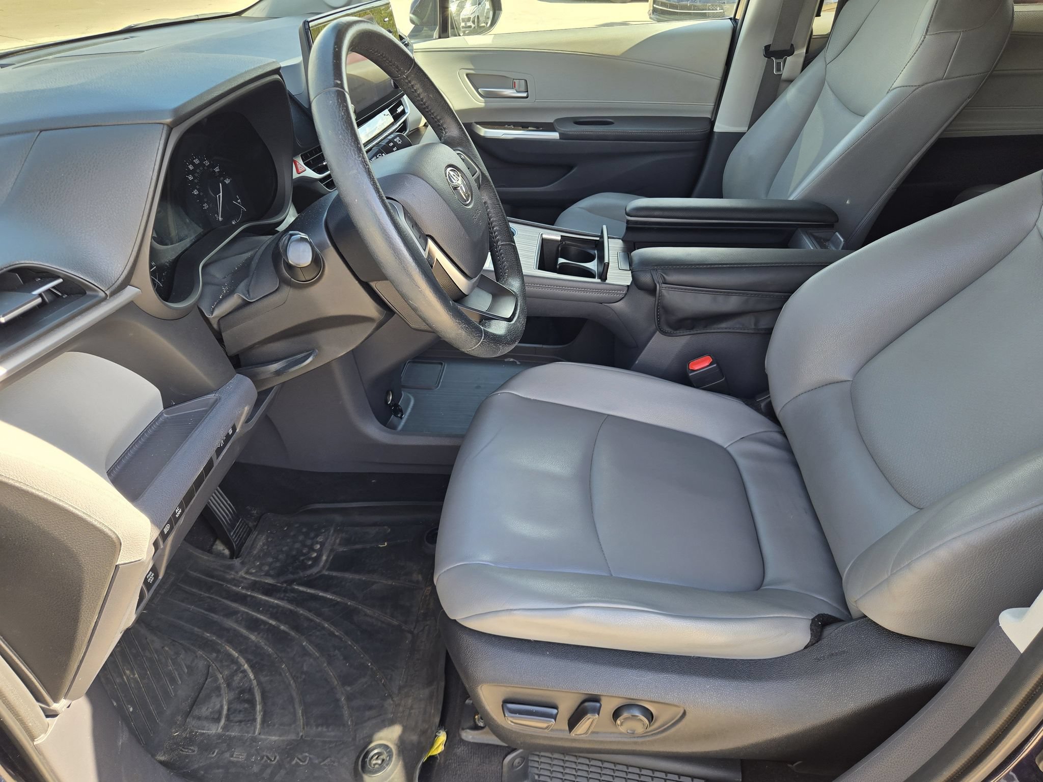 Used 2022 Toyota Sienna XLE w/ XLE Plus Package AWD/4WD image 13