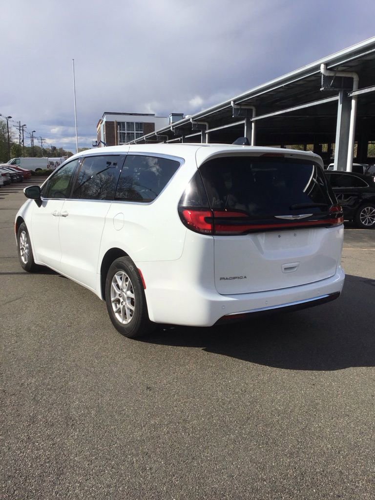 Used 2023 Chrysler Pacifica Touring-L FWD image 3