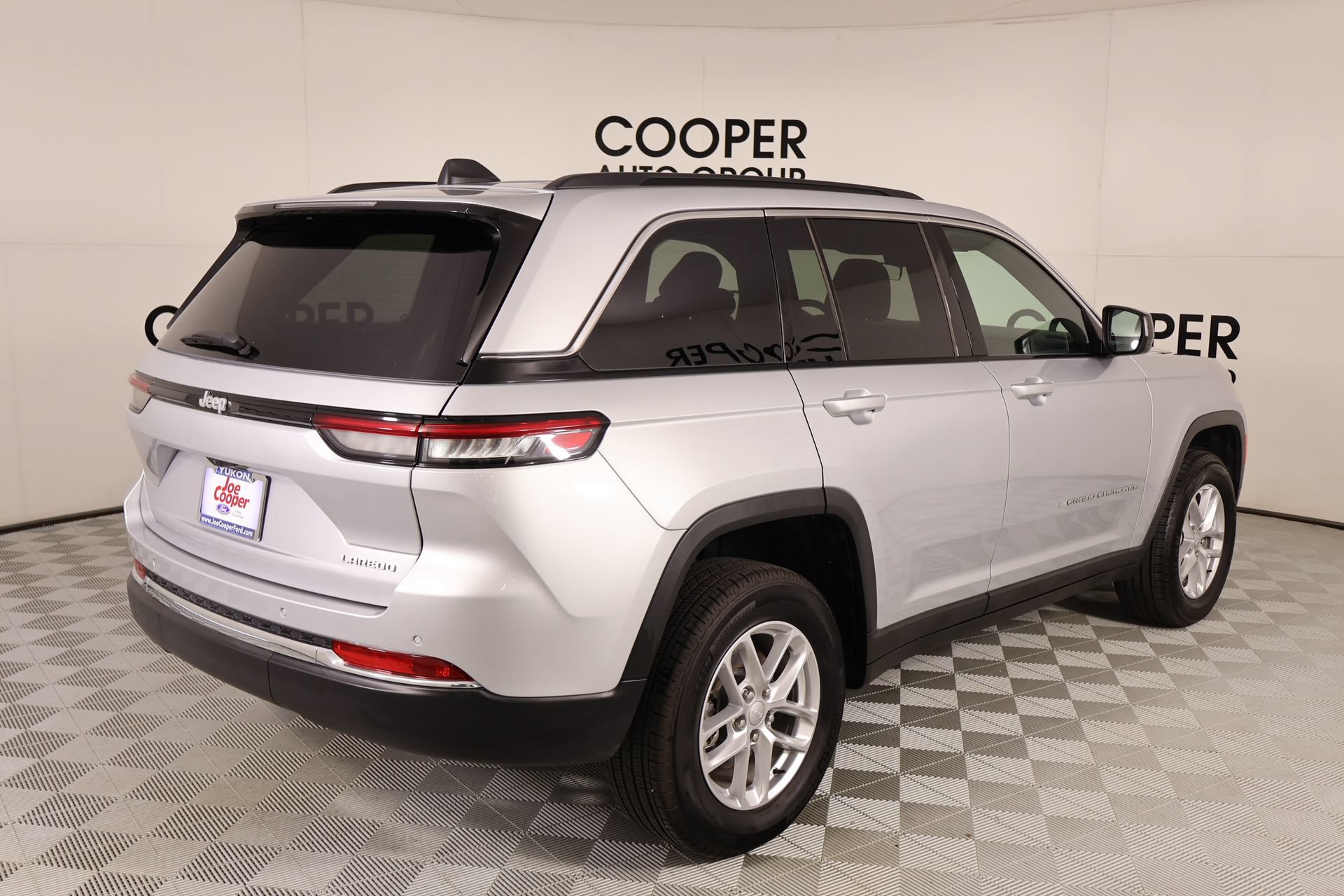 Used 2025 Jeep Grand Cherokee Laredo X RWD image 20