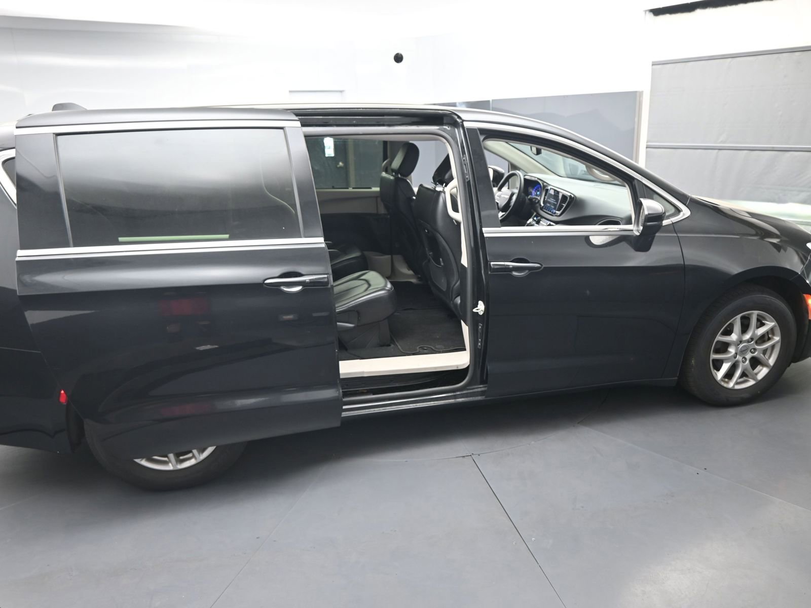 Used 2023 Chrysler Pacifica Touring-L image 10
