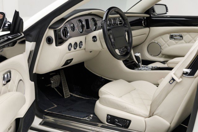 Used 2010 Bentley Azure T image 16