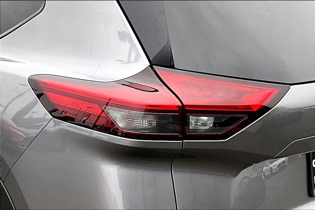 Used 2023 Nissan Rogue SV image 29