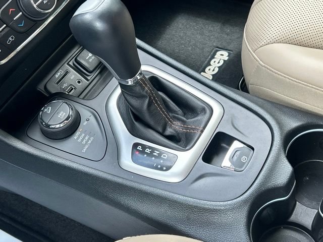 Used 2016 Jeep Cherokee Limited w/ Luxury Group AWD/4WD image 56