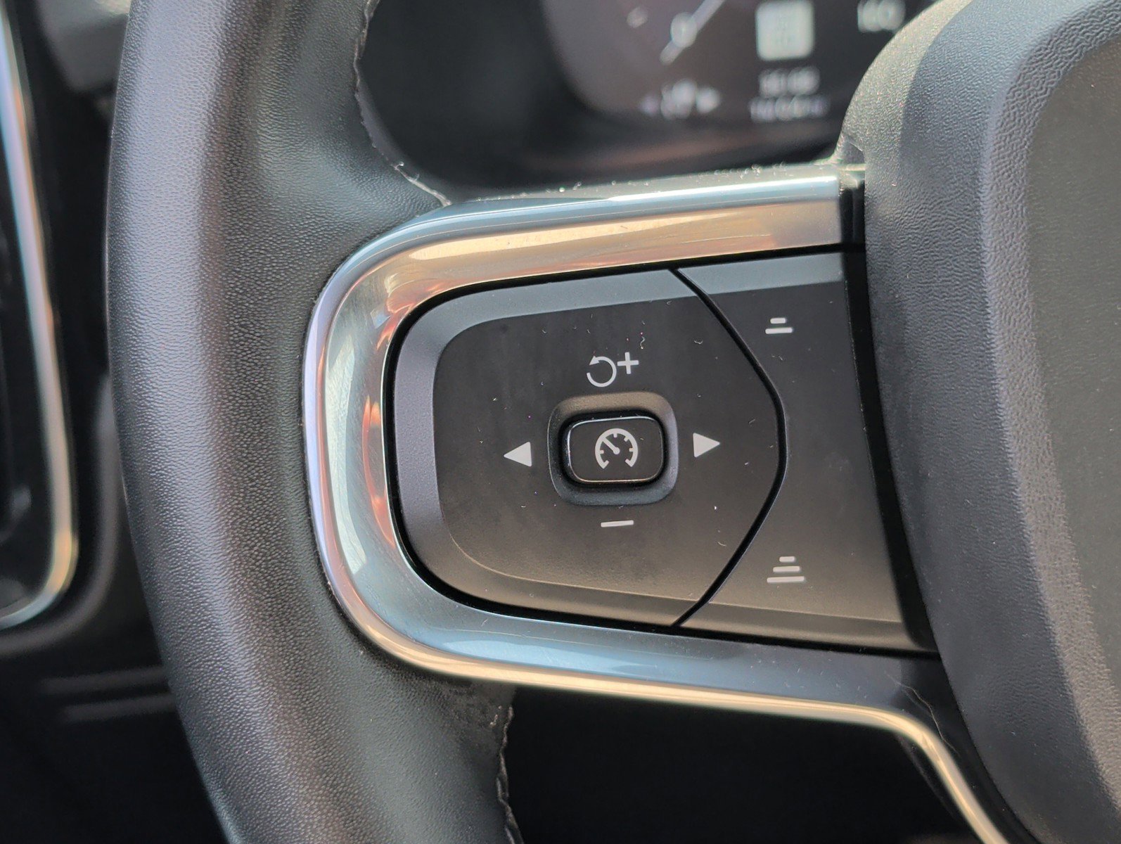 Used 2022 Volvo XC40 T5 R-Design image 25