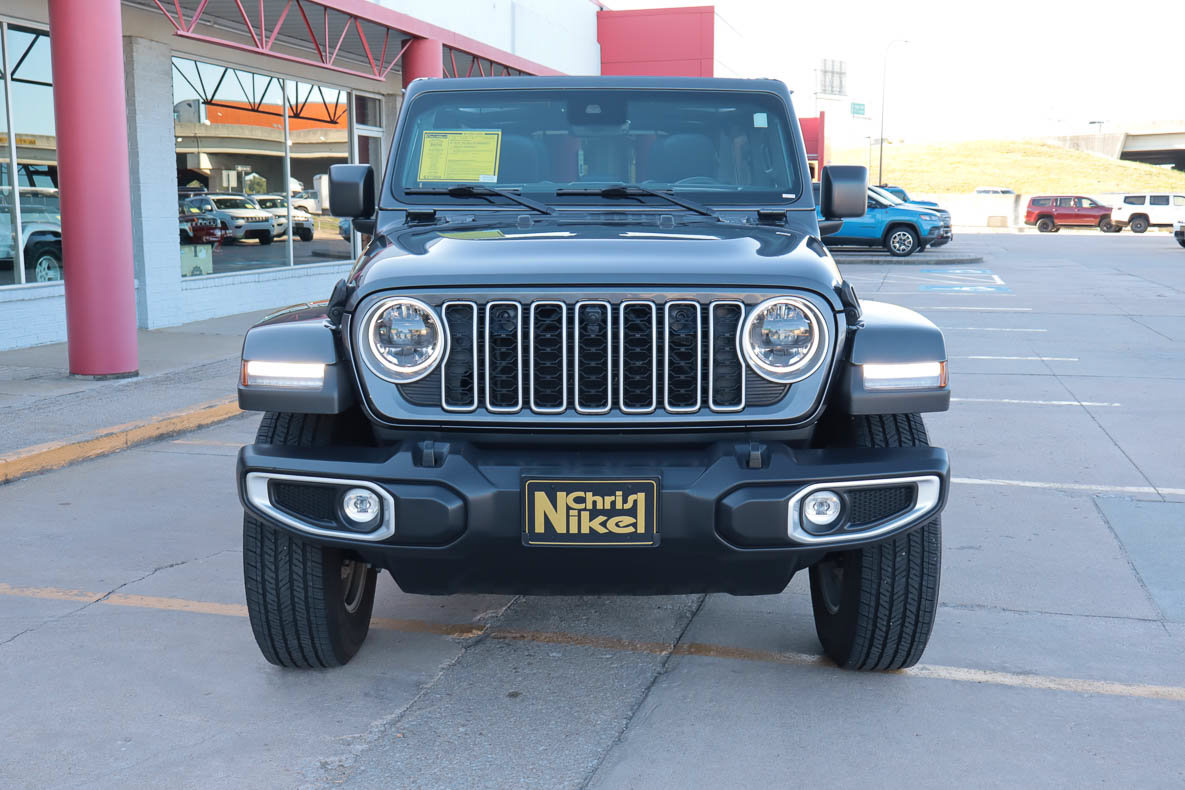 Used 2025 Jeep Wrangler Unlimited Sahara AWD/4WD image 3