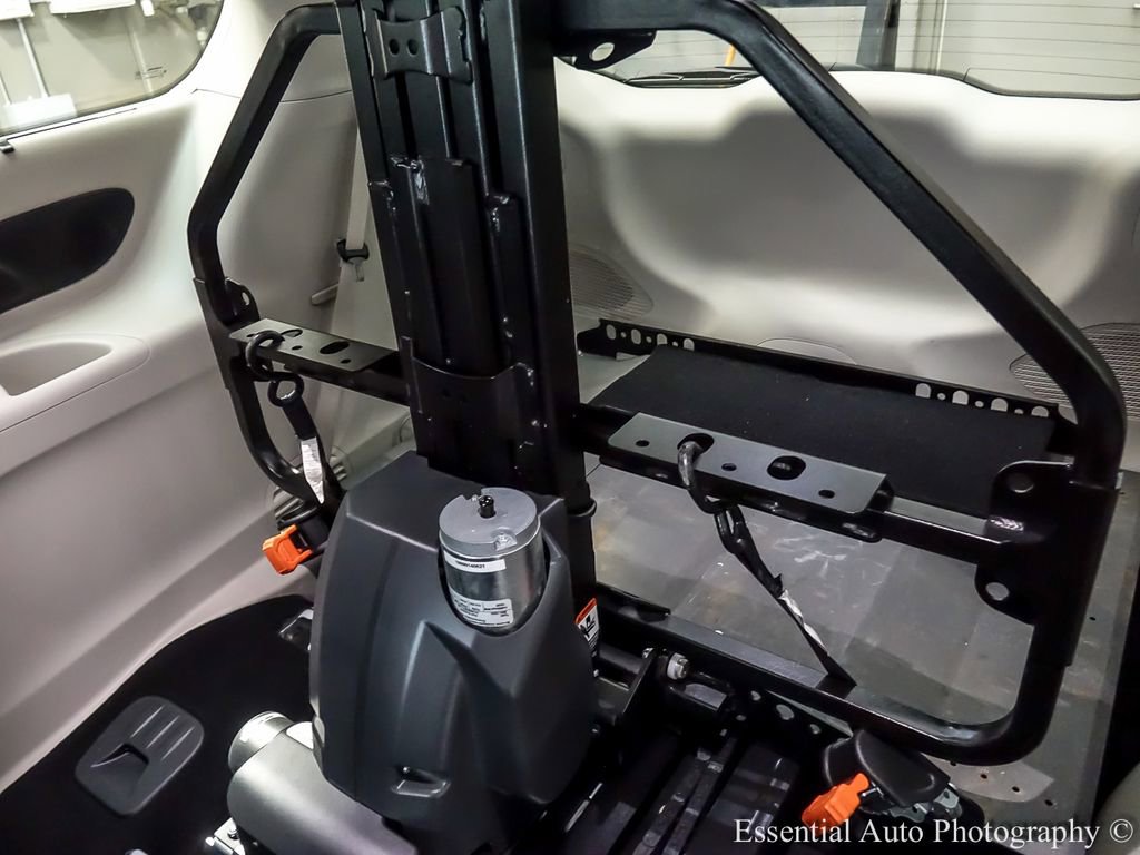 Used 2018 Chrysler Pacifica Touring-L Plus w/ Advanced Safetytec Group FWD image 13