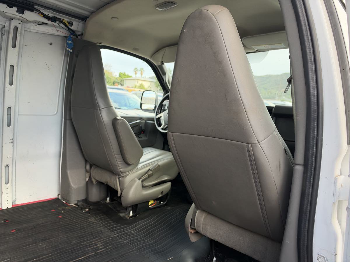 Used 2017 Chevrolet Express 2500 RWD image 16