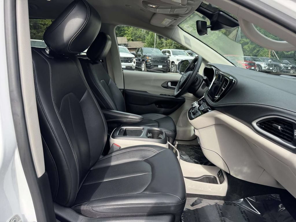 Used 2024 Chrysler Pacifica Limited FWD image 9