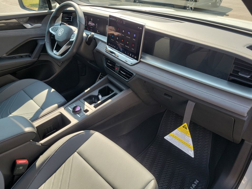 New 2026 Volkswagen Tiguan SE R-Line FWD image 28